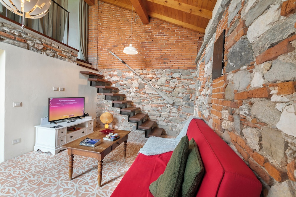 Honeymoon House, Multiple Bedrooms (La Maison Du Lac  50 meters from lake) photo 3
