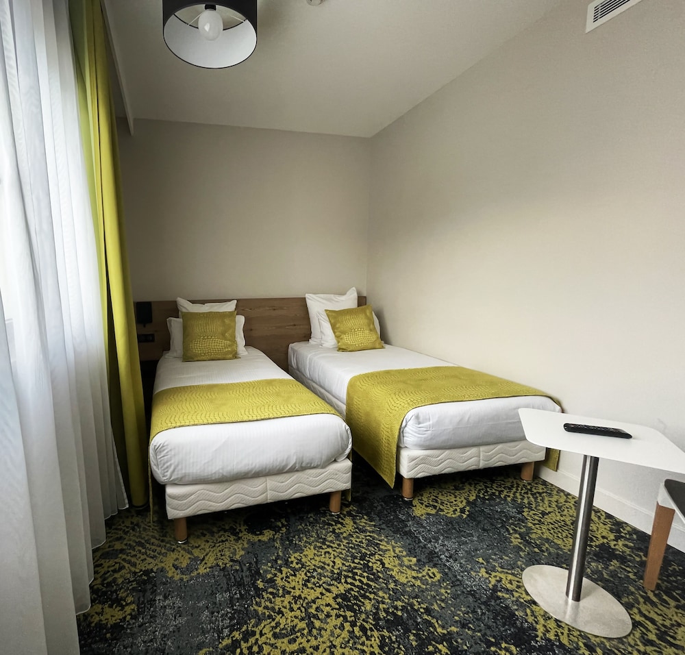 Quadruple Room, 1 Queen Bed with Sofa bed thumbnail 6