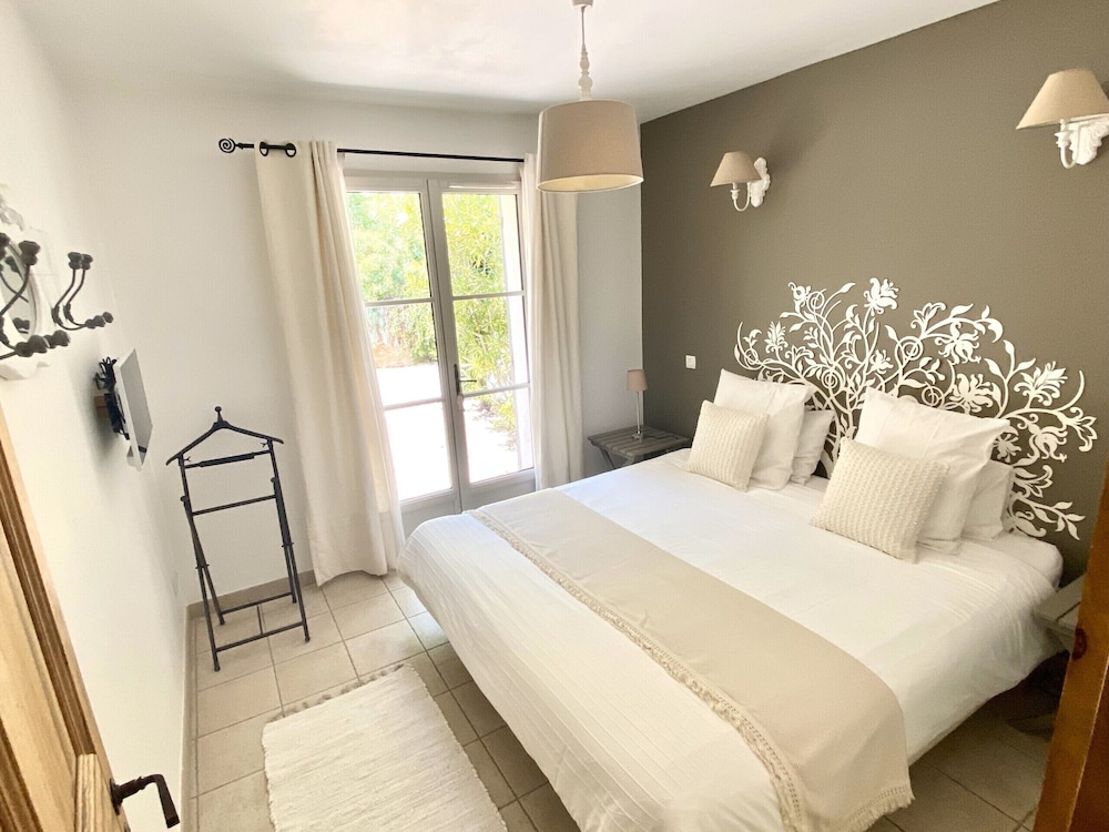 Family Suite, Private Bathroom, Pool View (Amandier)