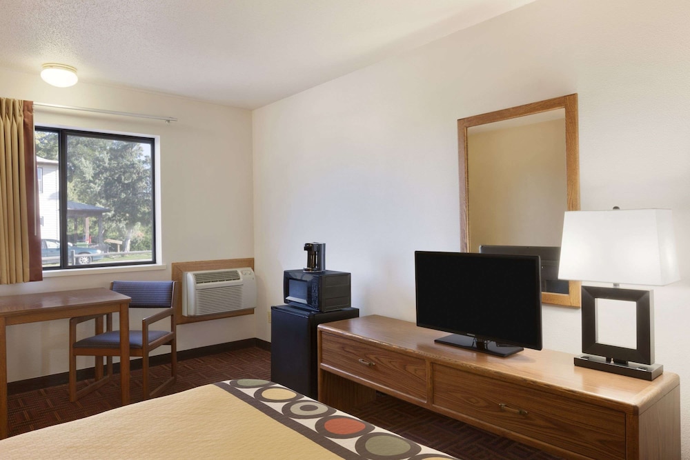 Standard Room, 1 Queen Bed, Non Smoking, Microwave - Photo 2