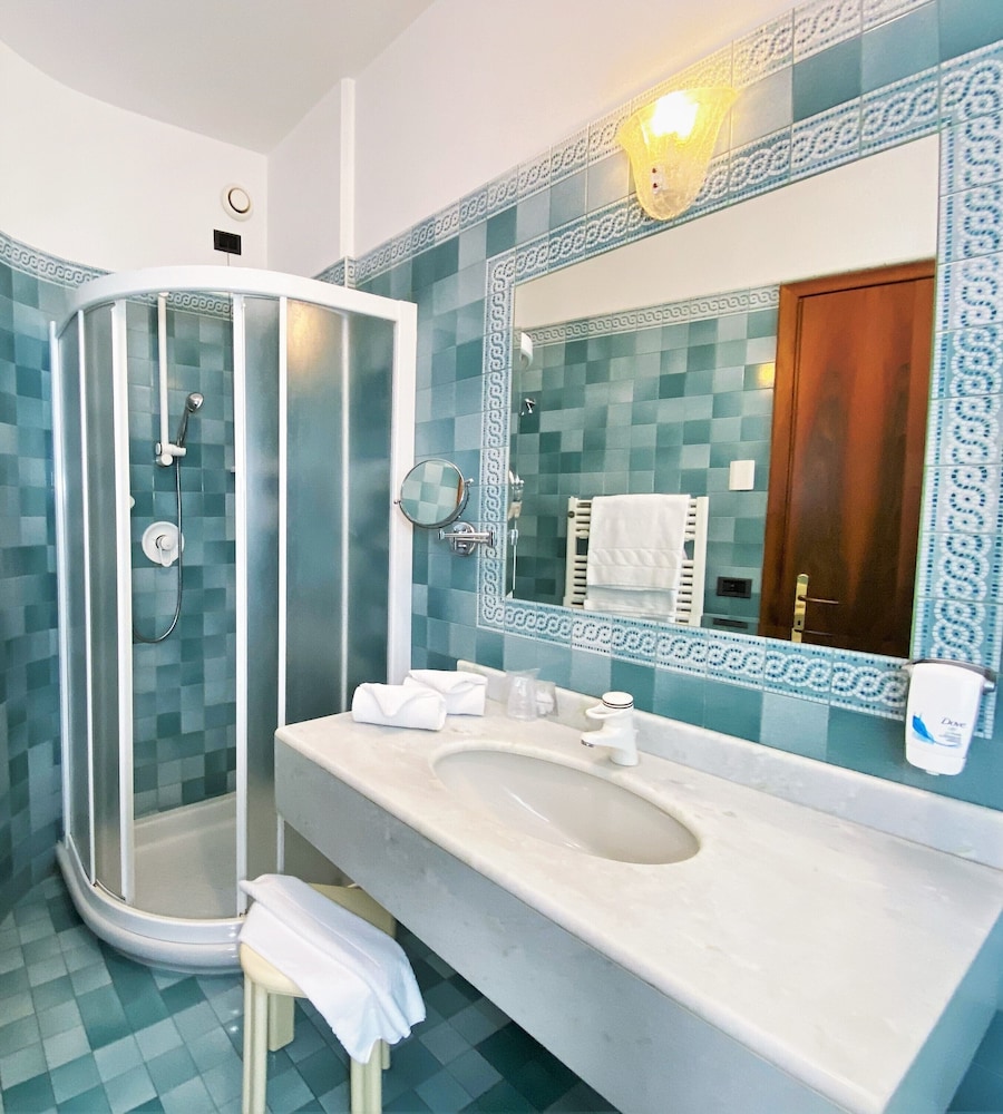 Standard Double or Twin Room - Photo 9