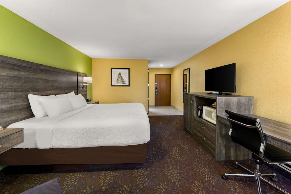 Standard Room, 1 King Bed, Non Smoking - Photo 2