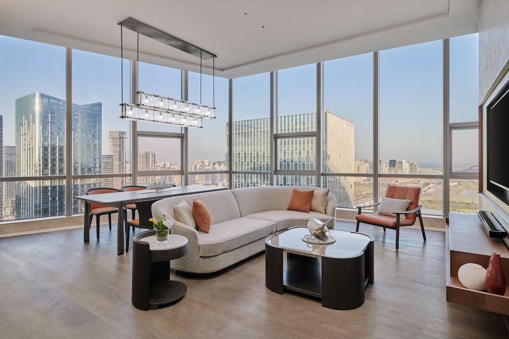 Premium Suite, 1 King Bed - Photo 3