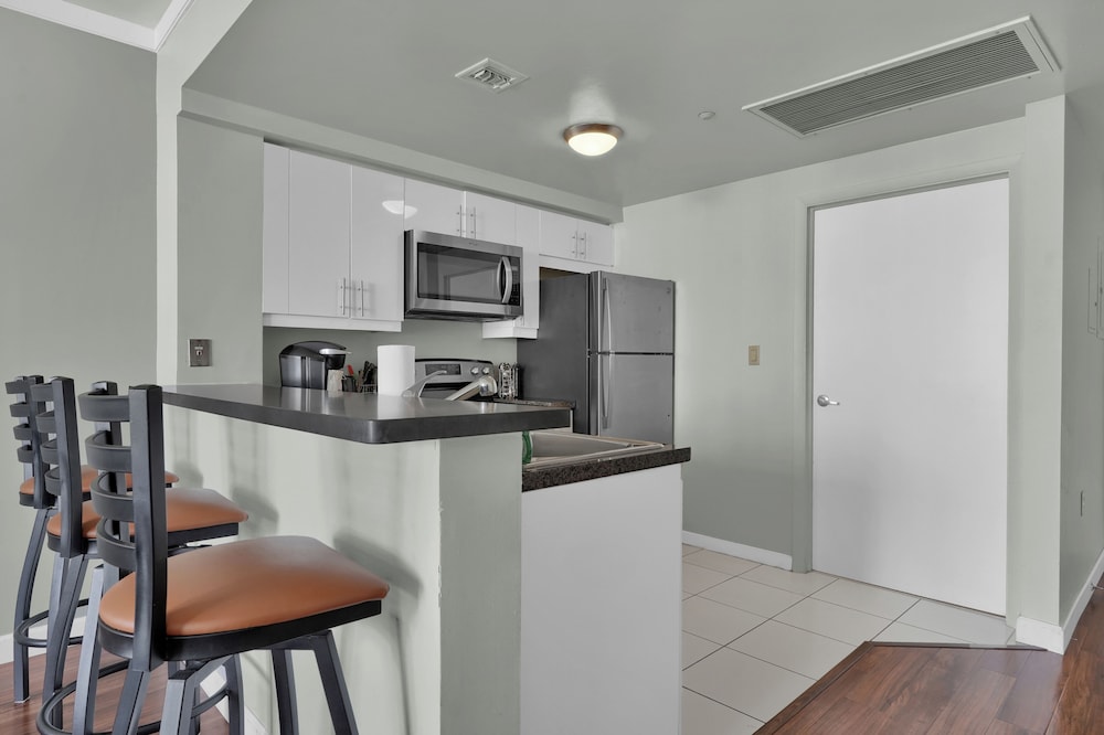 Comfort Condo, 1 King Bed with Sofa bed, Balcony, Ocean View photo 3