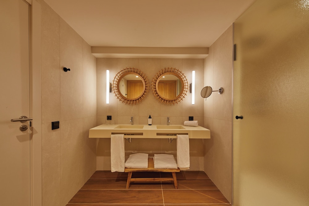 Suite (3 Adults + 1 Child)