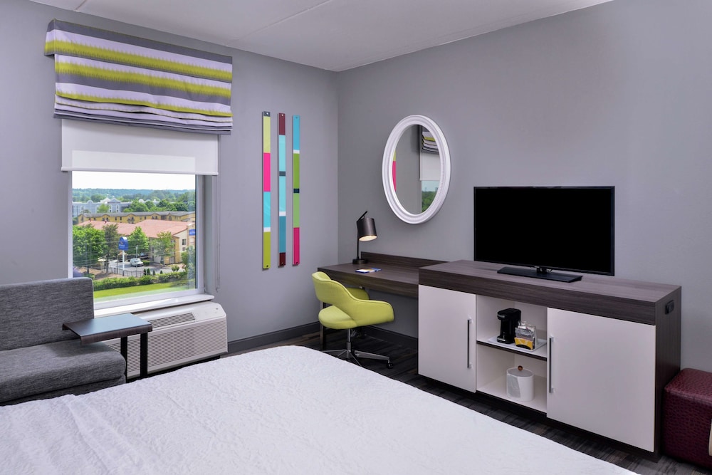 Room, 1 King Bed, Refrigerator photo 1