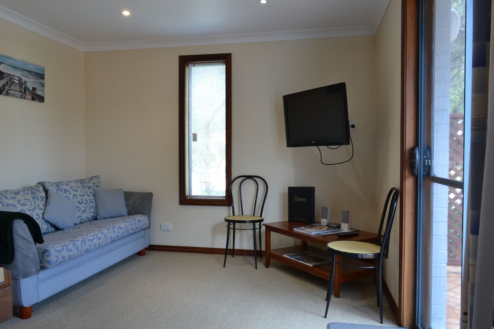 One-Bedroom Apartment with Spa Bath - Photo 2