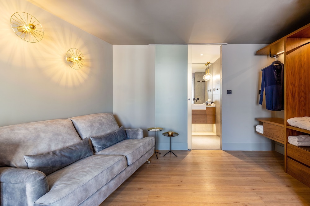Homey Plus Suite with Balcony photo 3