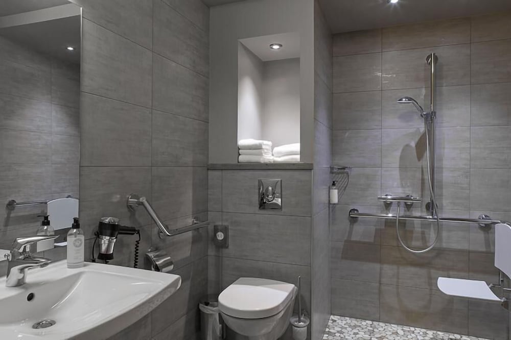 Comfort Room, Multiple Beds, Non Smoking, Bathtub - Photo 3