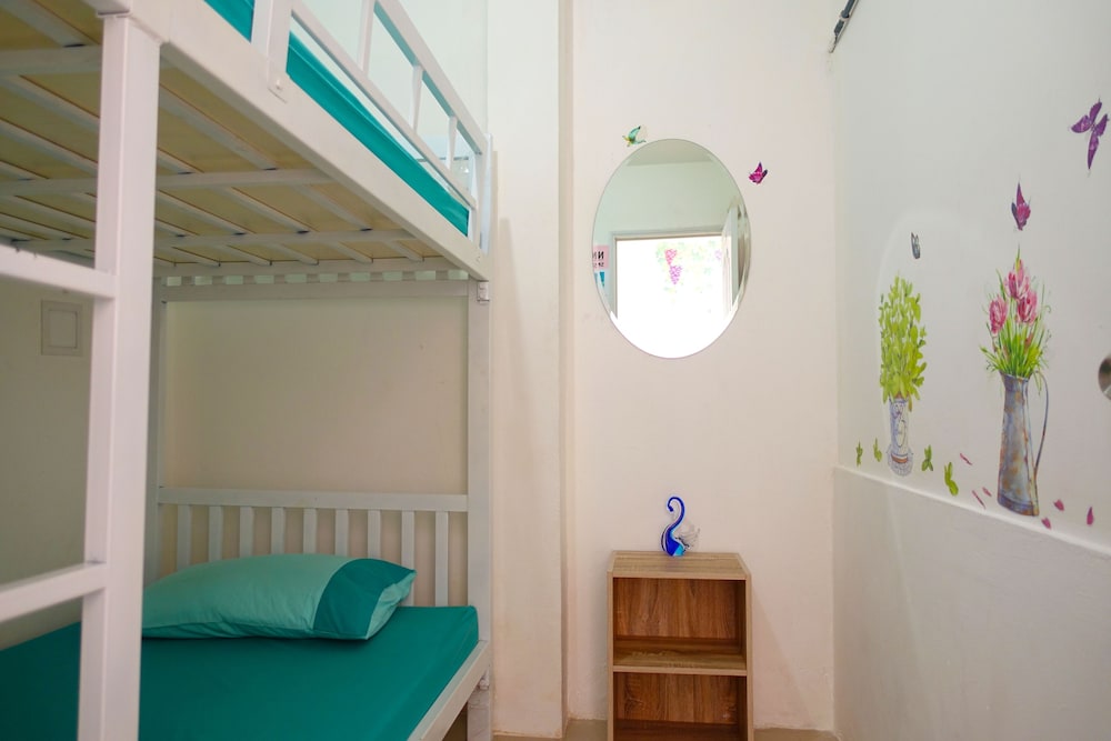 Small room Bunk with shared bathroom - no window photo 2
