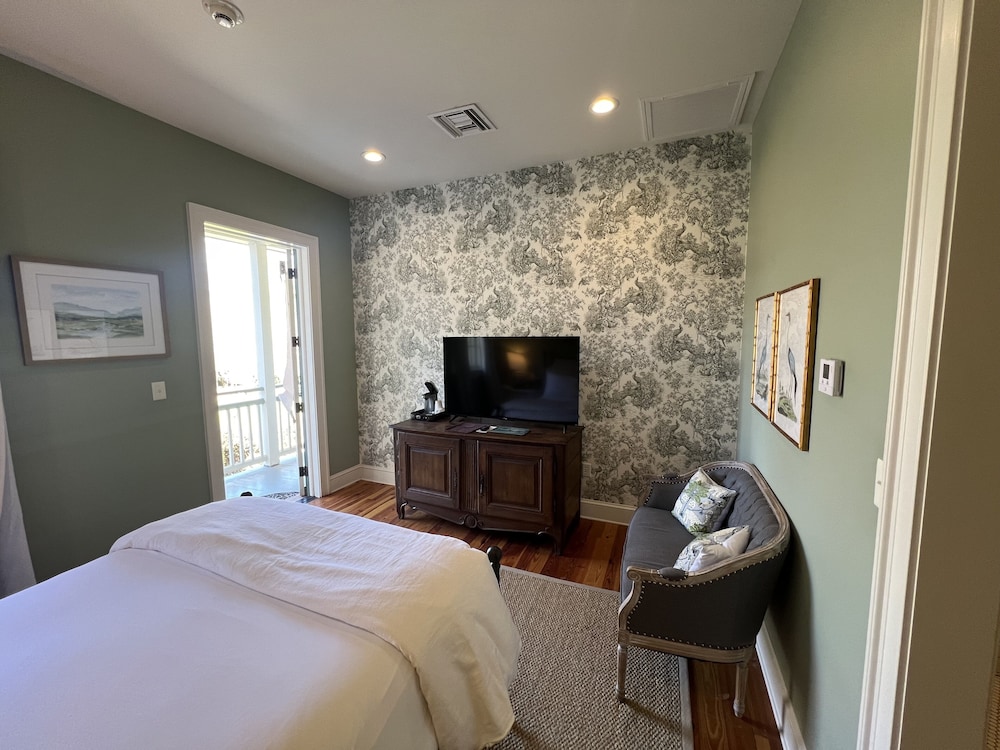 The Lasalle Garden Room photo 1