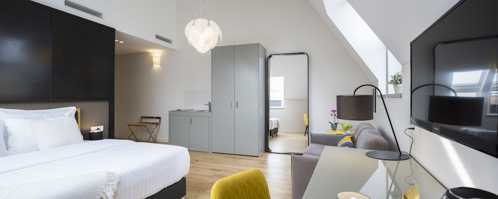 Junior Studio Suite, City View thumbnail 6