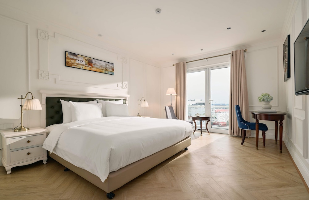 Premier City View Queen Room
