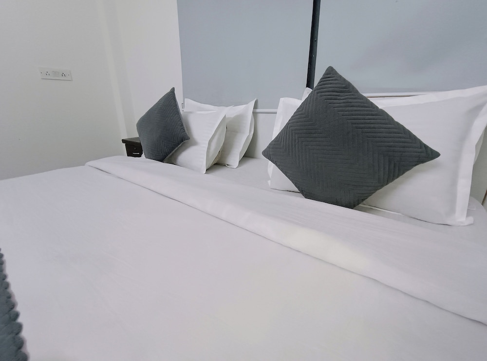 Deluxe Room - Photo 12