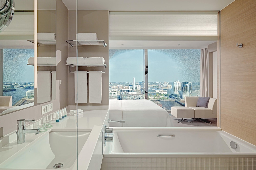 Deluxe Room, 1 King Bed, City View thumbnail 5