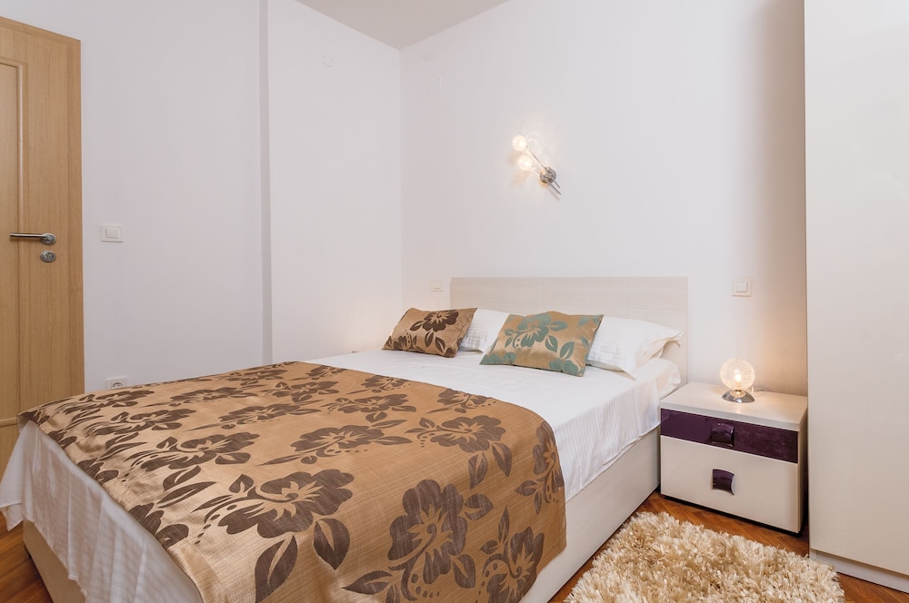 Double Room, Balcony, Pool View (First Floor) photo 3