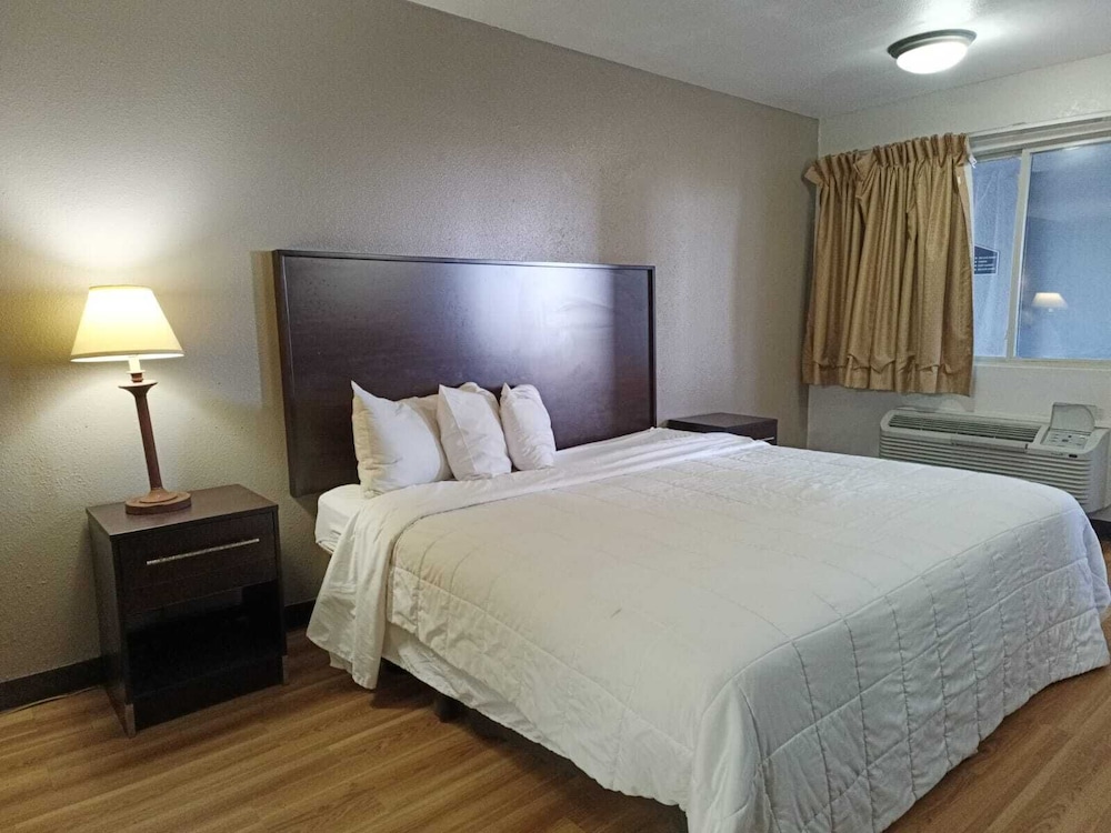 Room, 1 King Bed, Non Smoking - Photo 4