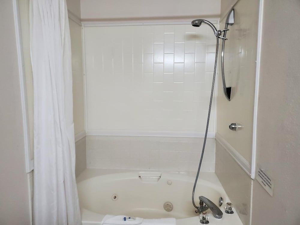 Deluxe Room, 1 King Bed photo 2