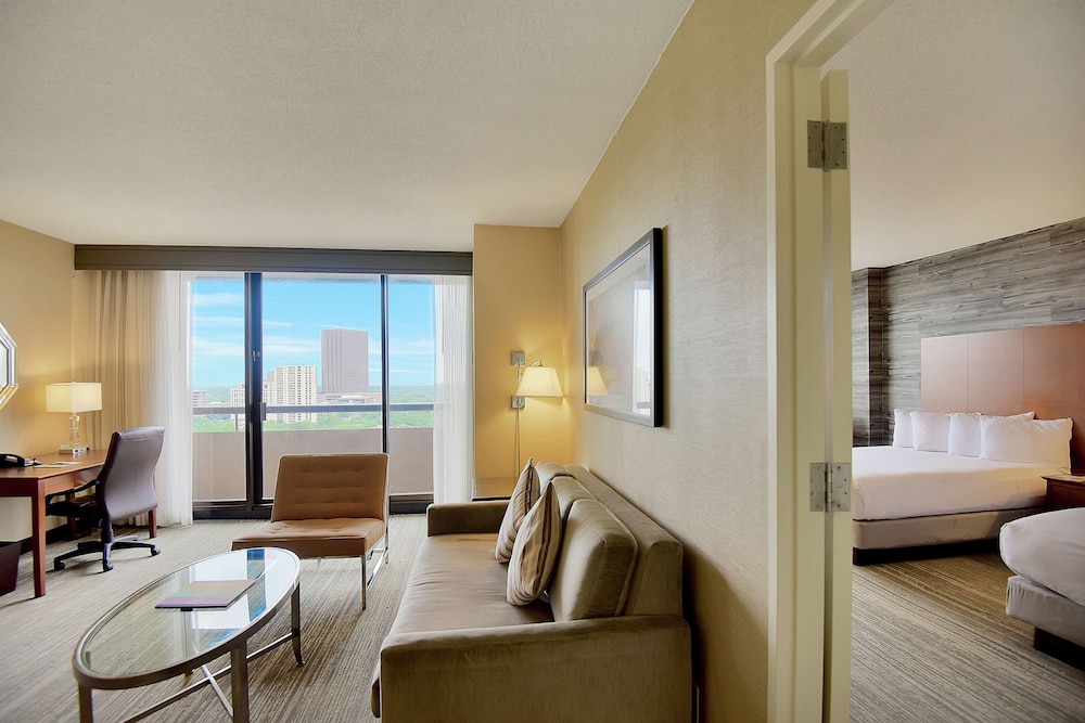 Suite, 2 Queen Beds, Mobility Accessible, Refrigerator & Microwave - Photo 3
