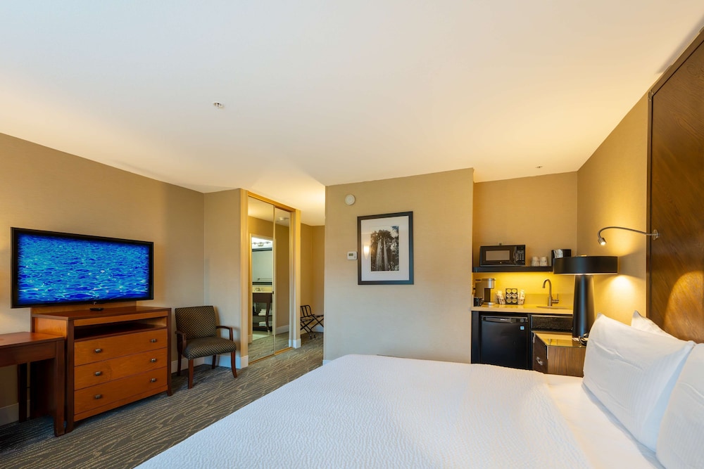 Standard Room, 1 King Bed, Non Smoking (Upstairs or Second Floor) - Photo 1