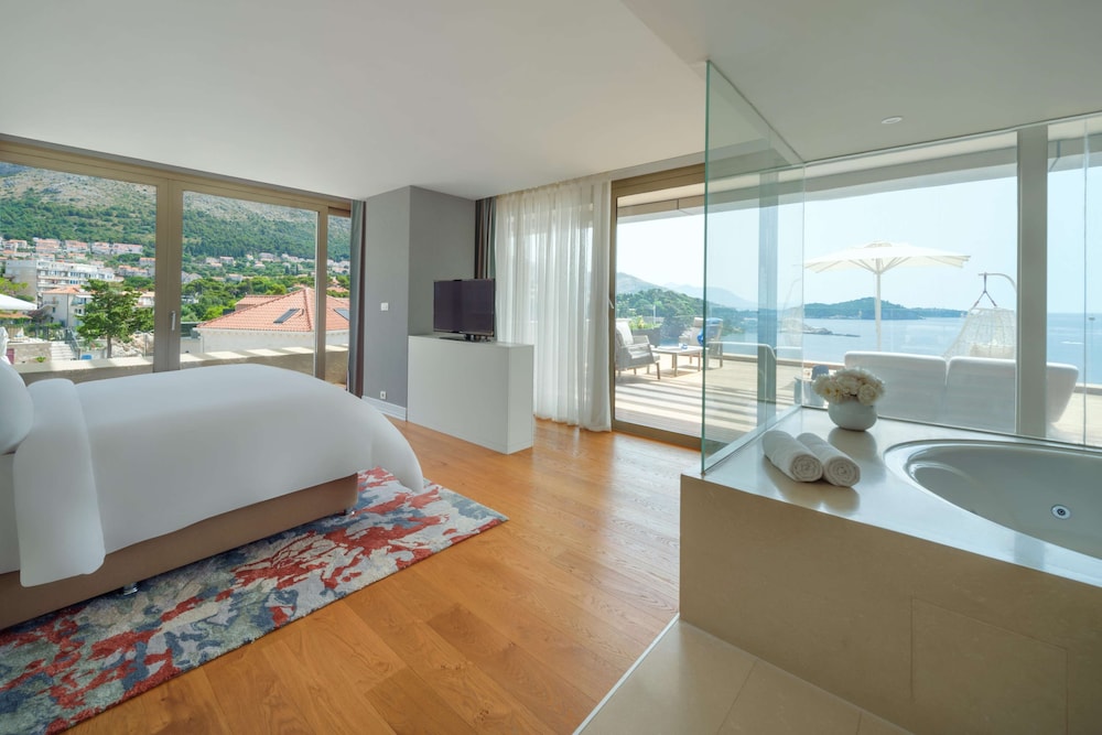 Executive Suite, 1 King Bed, Balcony, Sea View