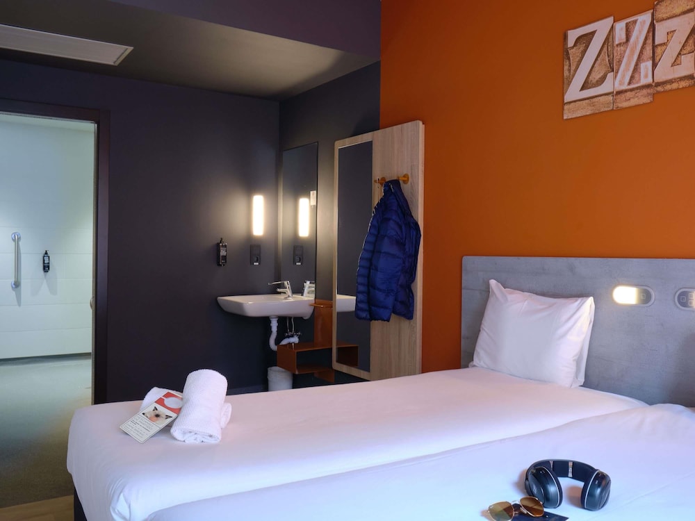 Adapted Twin Room (2 Single Beds) photo 2