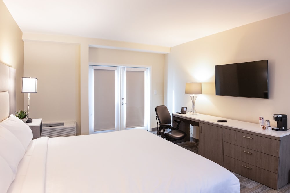Deluxe Room, 1 King Bed (Balcony or Patio) photo 2