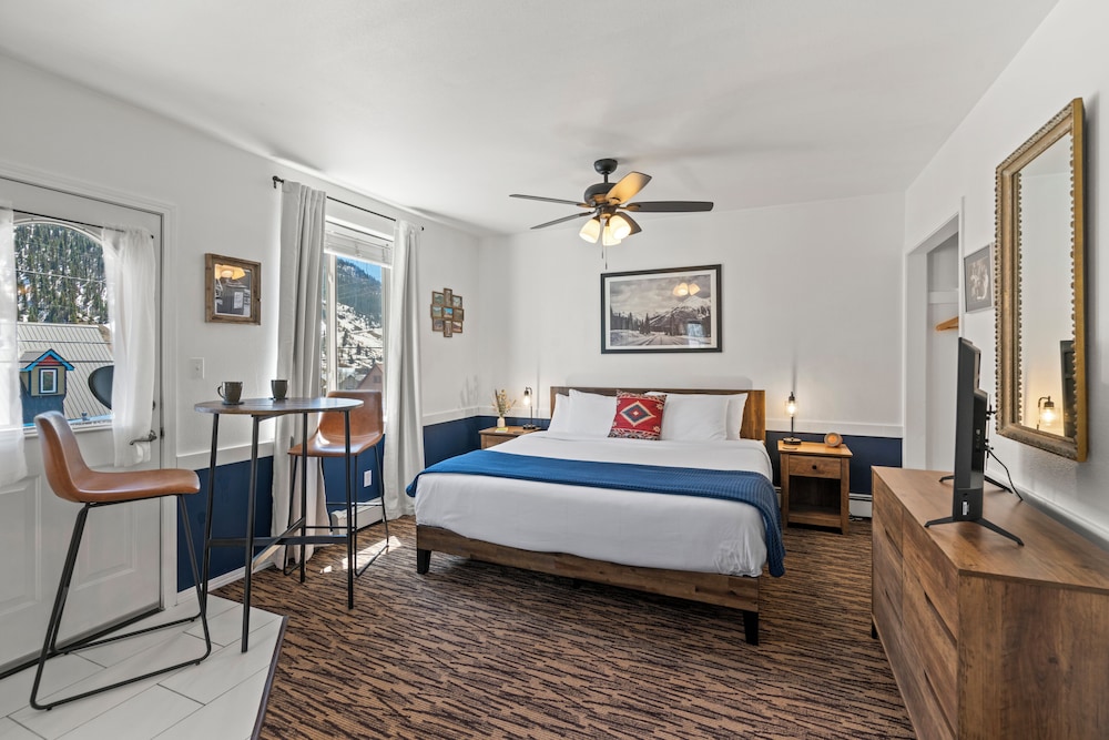 Presidential Cottage, 1 King Bed, Non Smoking, Mountain View photo 2