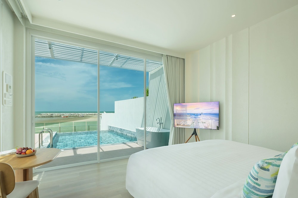 Cozy Beachfront Pool Villa - Photo 9