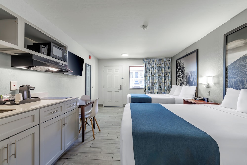 Family Suite, 2 Queen Beds, Non Smoking - Photo 2