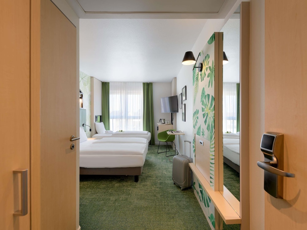 Family Room, 1 Queen-Bed and 1 Single-Bed - Photo 8