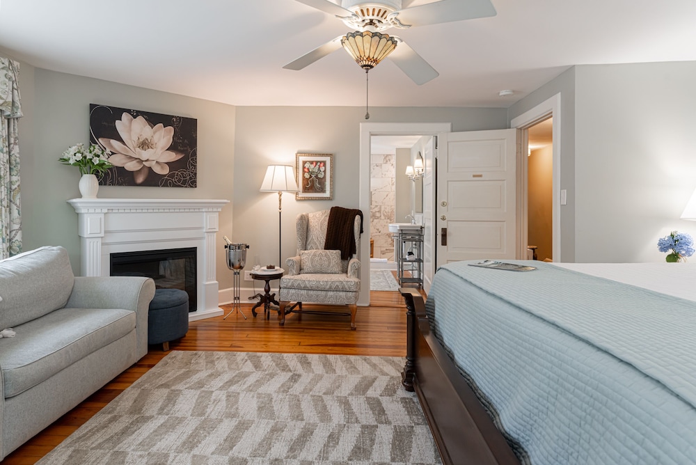 Room, 1 King Bed (Wible Suite) photo 2