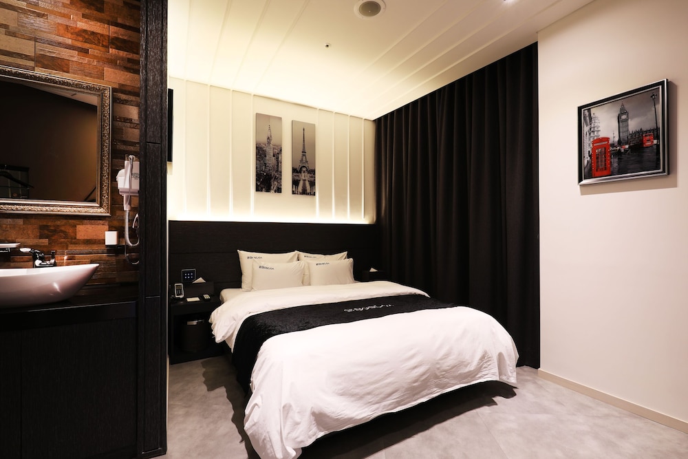 Deluxe Double Room (No Breakfast) - Photo 10