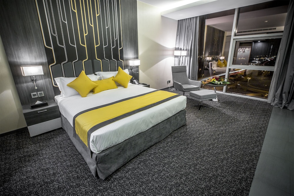Suite, 1 King Bed photo 3
