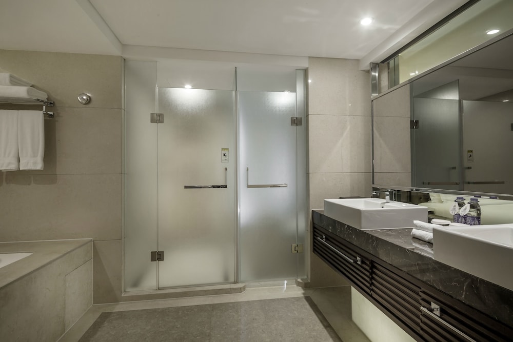 Premier Suite - Photo 2