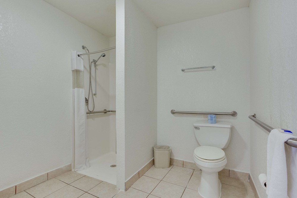 Standard Room, 1 Double Bed, Accessible, Non Smoking - Photo 6