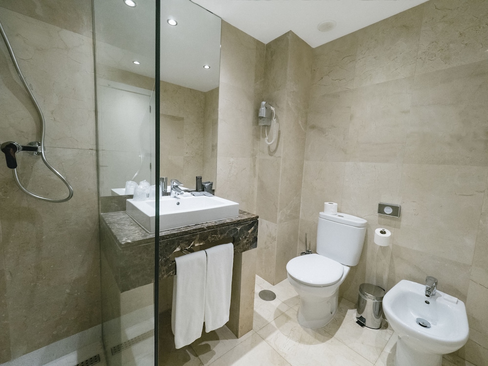 Superior Double or Twin Room thumbnail 5