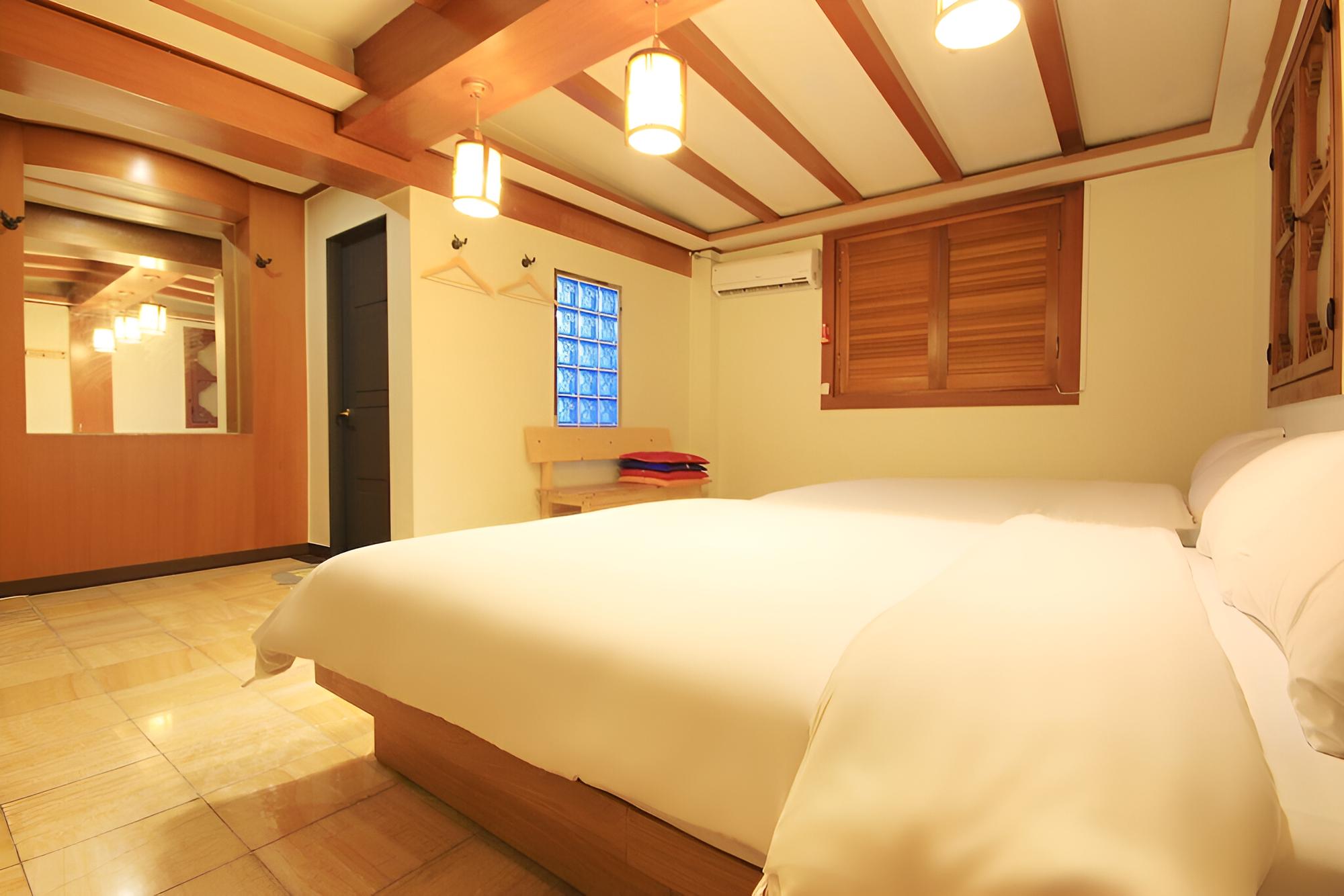 Room (Family (non-smoking double + double N) - Photo 13