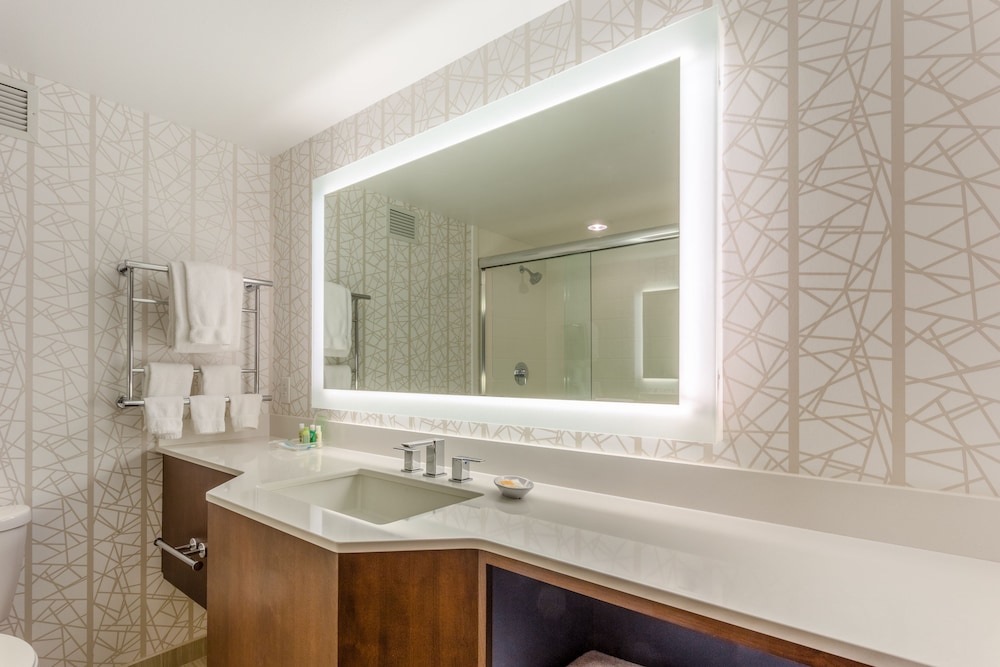 Premium Room, 1 King Bed, Accessible (Voco, Comms, Roll-In Shower) photo 3