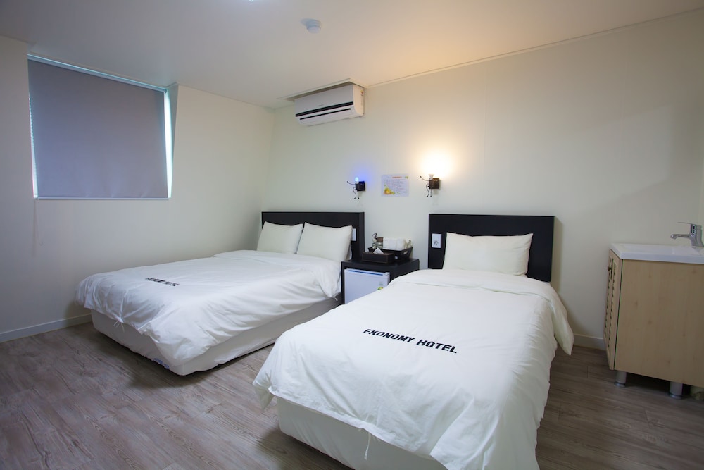 Business Twin (Light Breakfast for 2 people, Free Access of Community Room - 1 hour per stay) photo 2