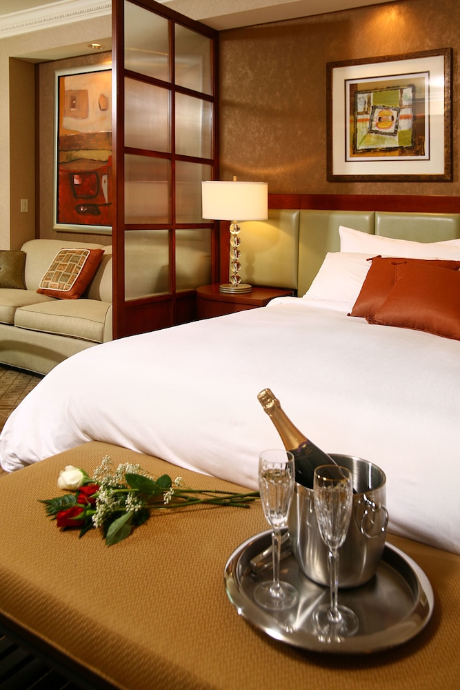 Junior Suite, 1 King Bed with Sofa bed, Kitchenette, City View (Vista Balcony)