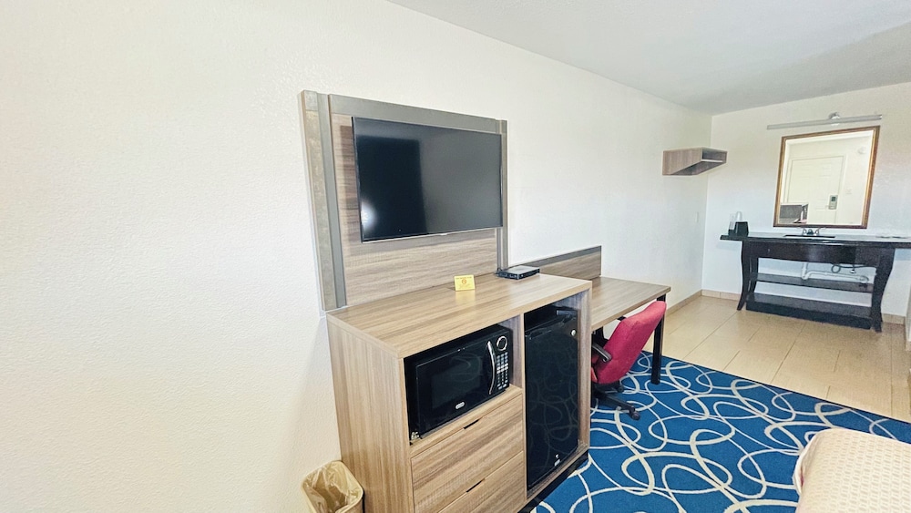 Standard Room, 1 King Bed, Non Smoking - Photo 4