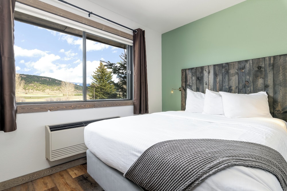 Premium Room, 1 King Bed, Non Smoking photo 2