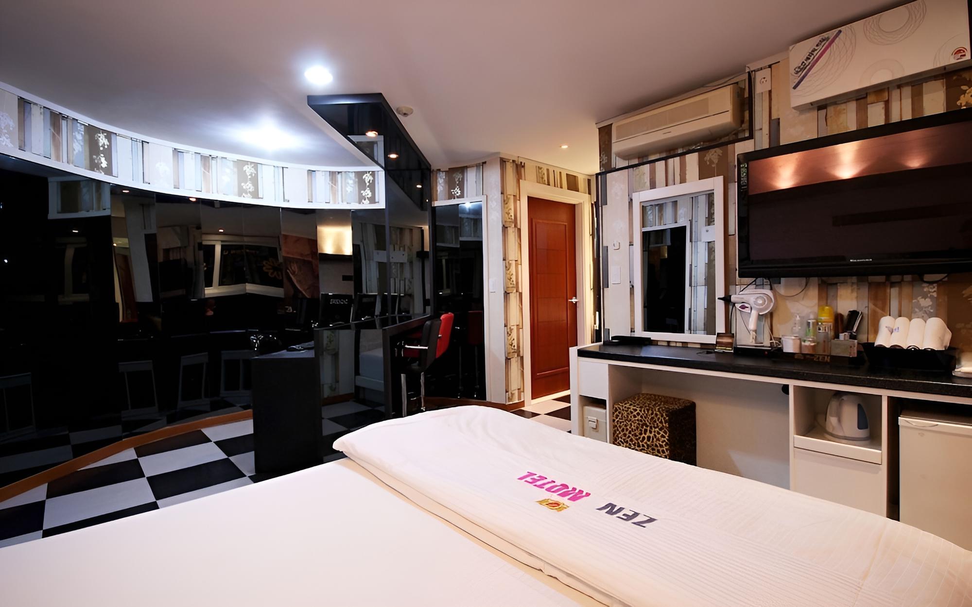 Room (VIP - 2PC (*Flix available* bagable 2) photo 1