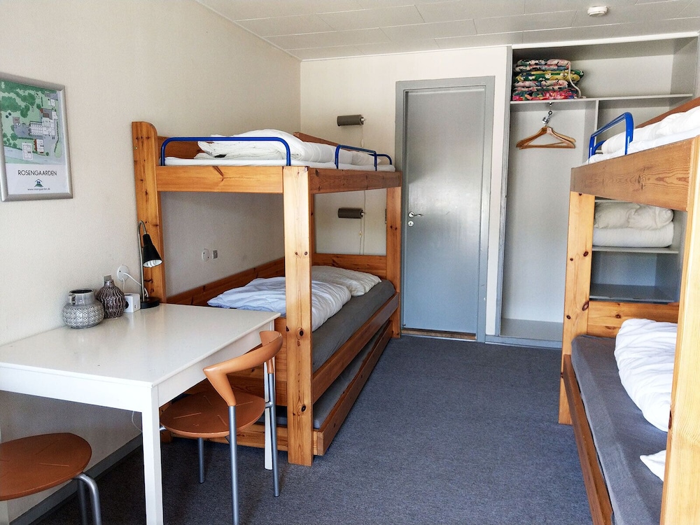 Room (4 Beds) photo 2
