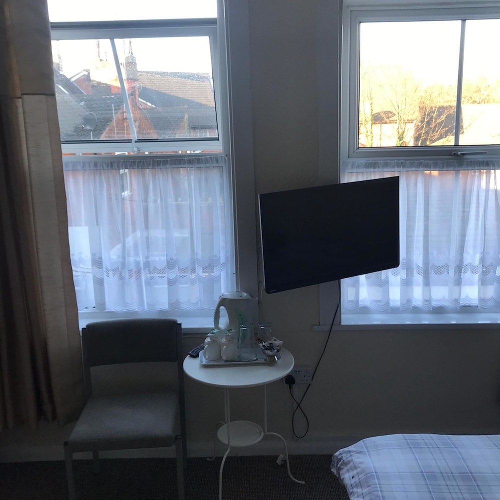 Basic Twin Room, Shared Bathroom photo 1