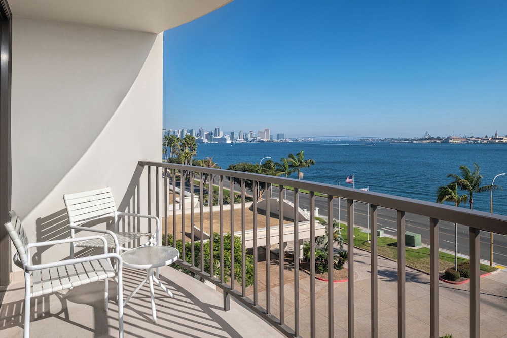 Deluxe Room, 1 King Bed, Bay View, Tower
