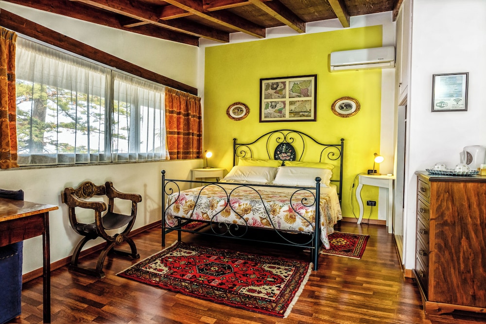 Royal Suite, 1 Queen Bed, Balcony, Garden View