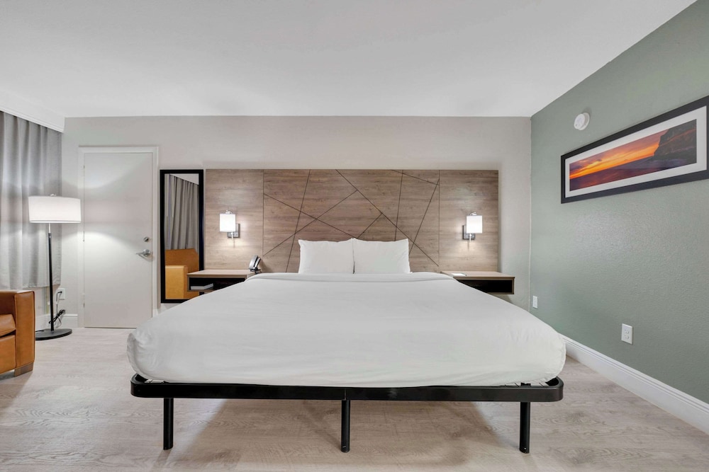 Suite, 1 King Bed, Non Smoking, Hot Tub - Photo 1