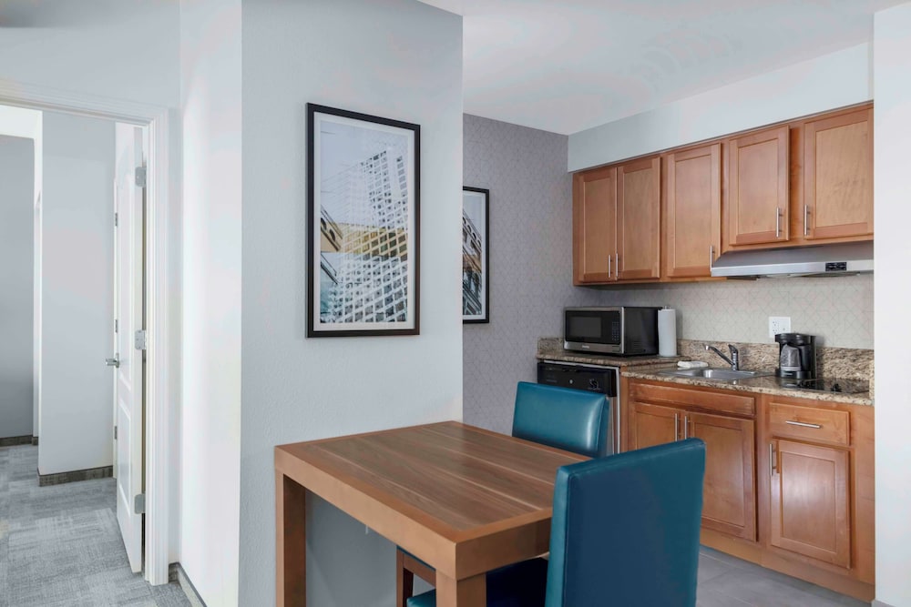 Premium Suite, 1 King Bed, Accessible (Hearing) - Photo 3
